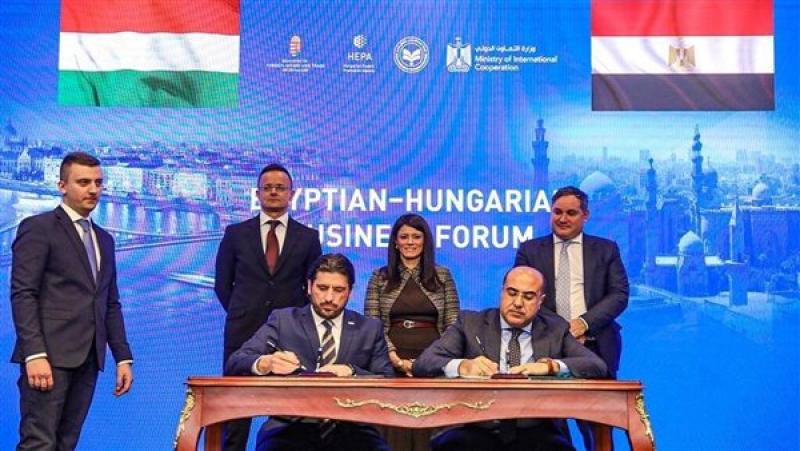 اقتصادية قناة السويس توقع بروتوكول تعاون مع الوكالة المجرية لترويج الصادرات