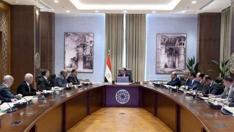 رئيس الوزراء يتابع الخطط المستقبلية لتطوير شركة مصر للطيران