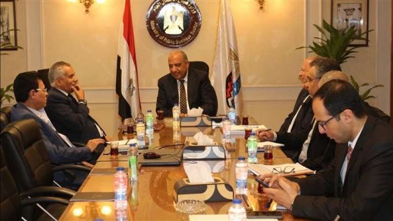 «قطاع الأعمال» تبحث تطوير مصنع «عيسى جروب» وإضافة خطوط إنتاج للبورسلين