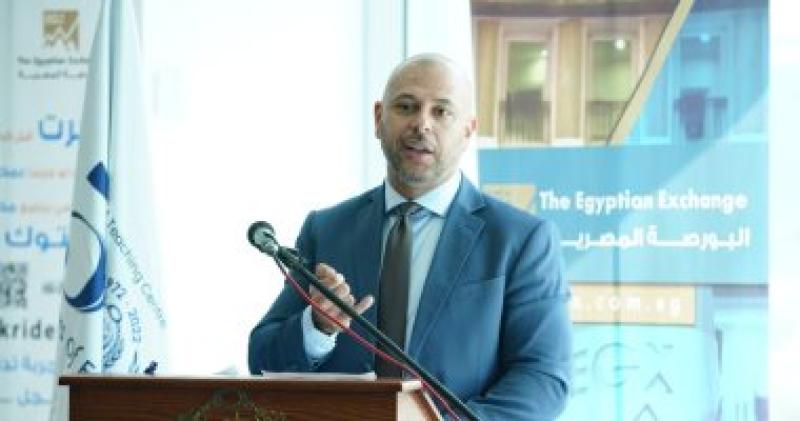 رئيس البورصة يعرض على وزير الشباب مقترحات لتعظيم العائد من استاد القاهرة
