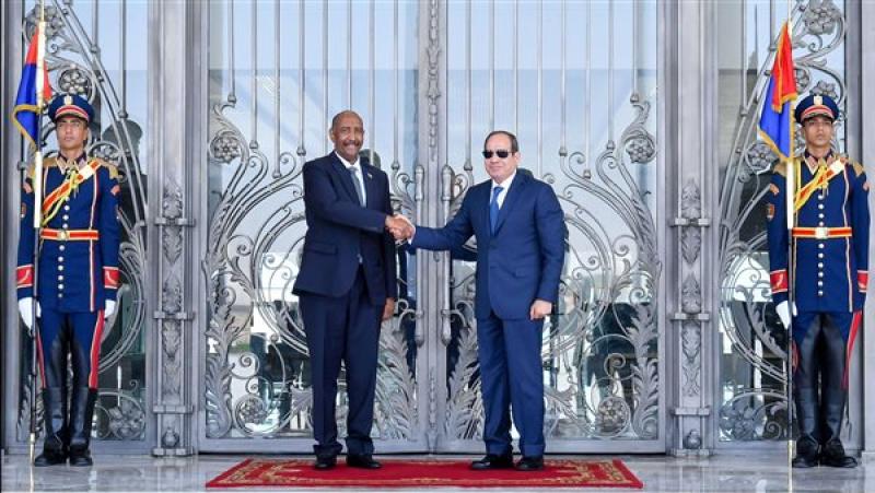 السيسي يستقبل رئيس مجلس السيادة السوداني بمطار العلمين الدولي