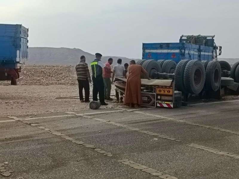 مرور سوهاج يزيل آثار انقلاب سيارة نقل على الطريق الصحراوي الشرقي