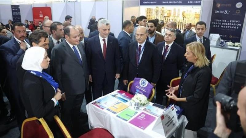 وزير التجارة ونظيره التركي يتفقدان أجنحة الملتقى والمعرض الدولي الثاني للتصنيع