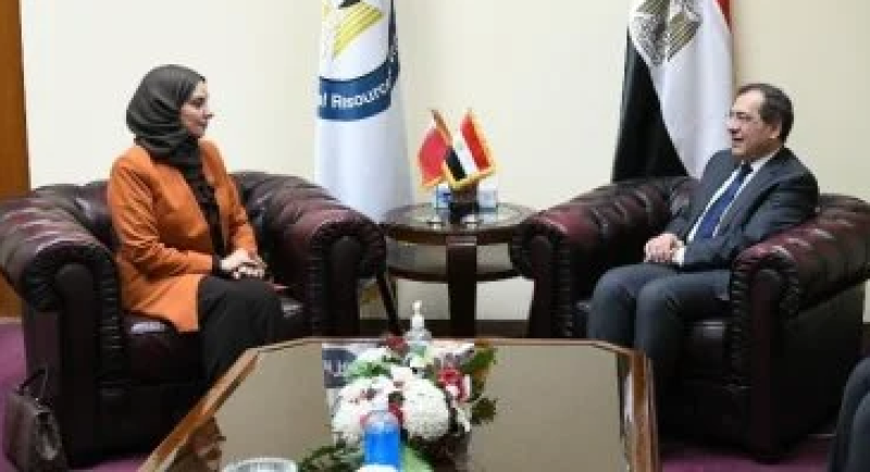 وزير البترول يبحث مع سفيرة البحرين دعم التعاون بين البلدين