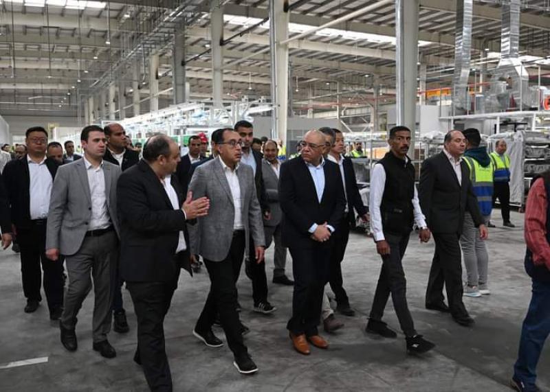 رئيس الوزراء  خلال جولة تفقدية لعدد من مصانع العاشر من رمضان
