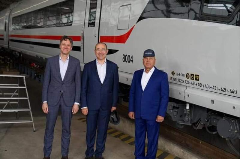 وزير النقل يتفقد مركز اختبارات القطارات بألمانيا لمتابعة الاختبارات الجارية على القطارات المصرية الجديدة