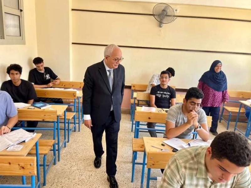 وزير التربية والتعليم يتفقد امتحانات الثانوية العامة بمادتي الفيزياء والتاريخ بمدرسة عثمان بن عفان الرسمية للغات بالعبور