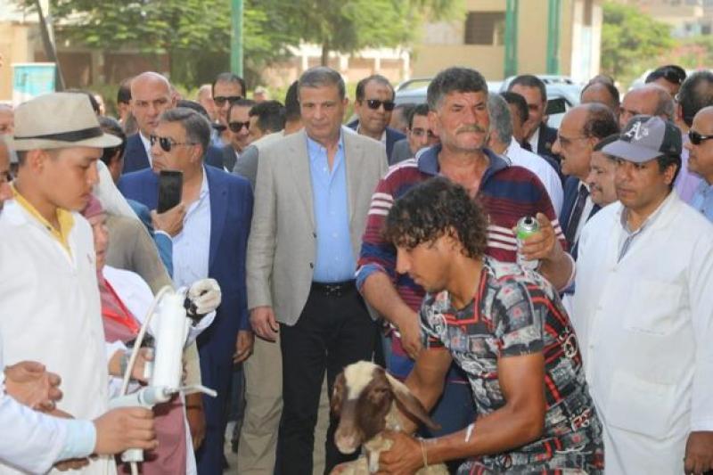 الزراعة احتفالا بعيد الفلاح ”الخدمات البيطرية” تفحص وتعالج 170 الف رأس ماشية مجانا لصغار المزارعين