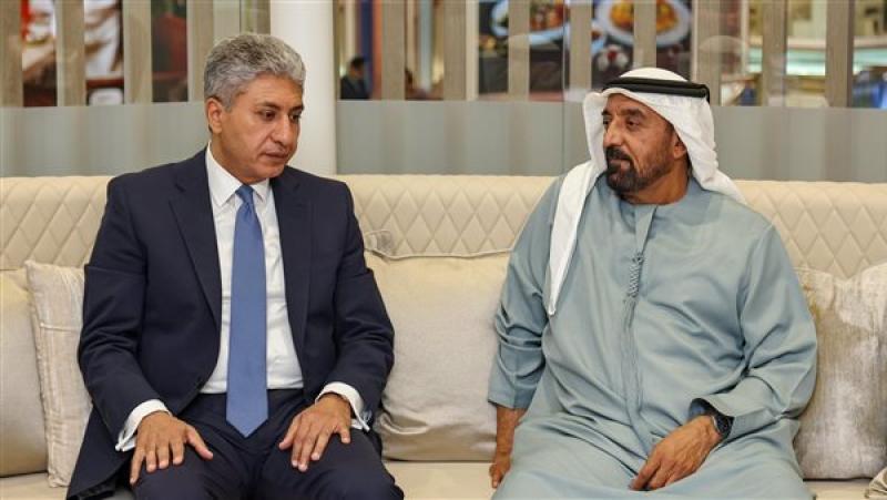 وزير السياحة يبحث زيادة رحلات طيران الإمارات إلى الغردقة والعلمين