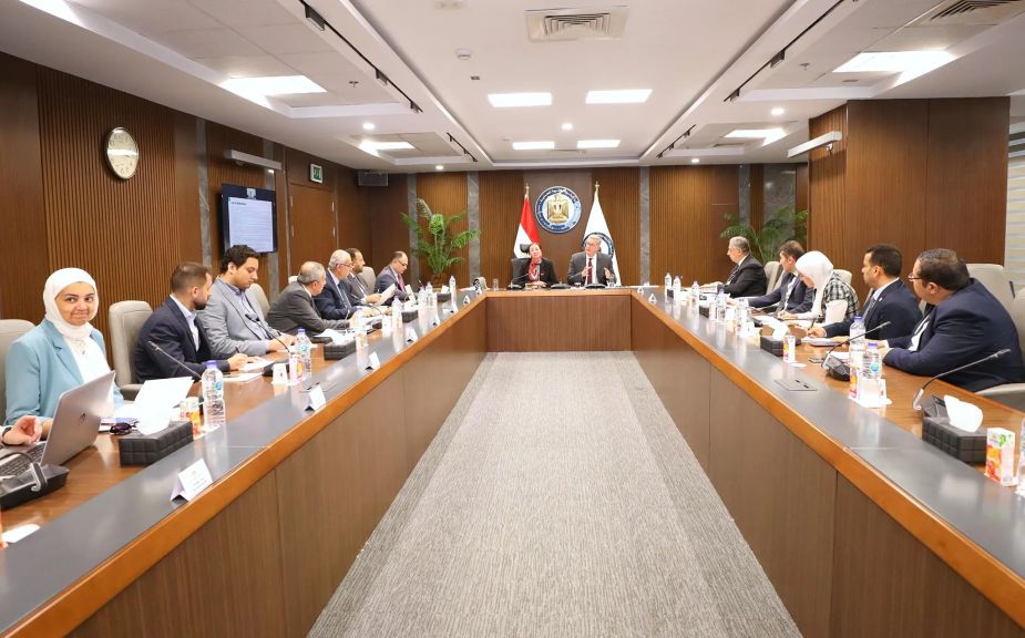 وزيرا البترول والبيئة يناقشان سبل خفض الانبعاثات الكربونية في مصر