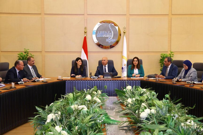 وزير الصناعة والنقل يتابع الموقف التنفيذي لمشروعات التنمية الصناعية بصعيد مصر