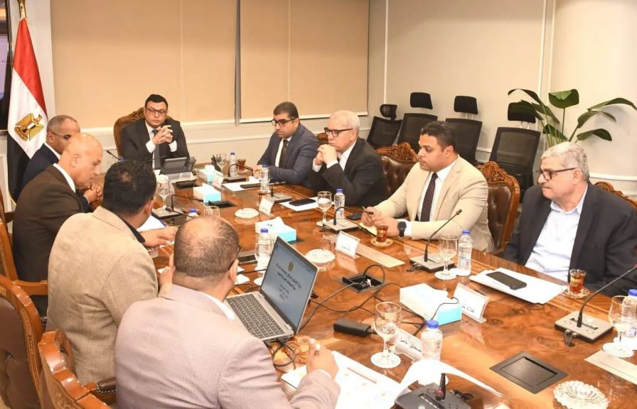 وزير الإسكان يتابع منظومة مياه الشرب بمدن شرق وغرب القاهرة استعدادا لفصل الصيف