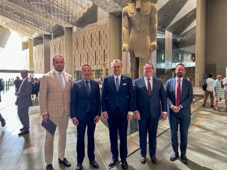 كبير مستشاري الرئيس الأمريكي للشؤون العربية والشرق الأوسط يزور المتحف المصري الكبير