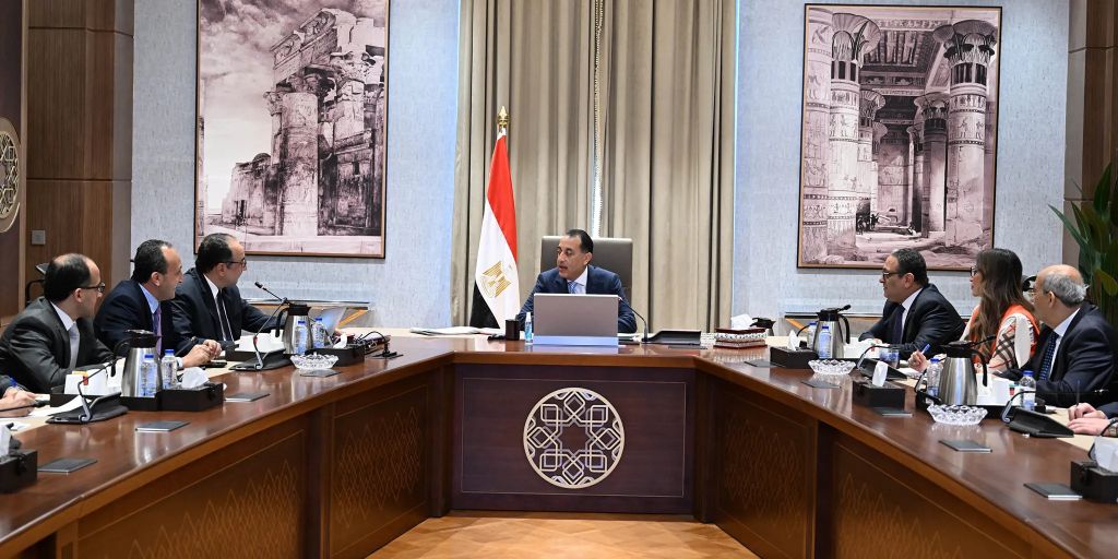 رئيس الوزراء يتابع مع وزير قطاع الأعمال العام عددًا من ملفات العمل