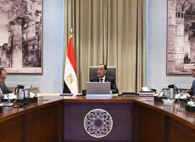 رئيس الوزراء يتابع تنفيذ برنامج الطروحات الحكومية في قطاعي البترول والأعمال العام