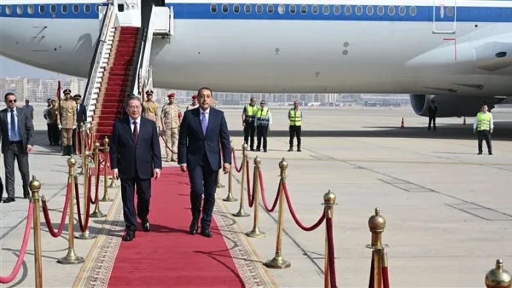 رئيس الوزراء يستقبل رئيس مجلس الدولة الصيني بمطار القاهرة الدولي