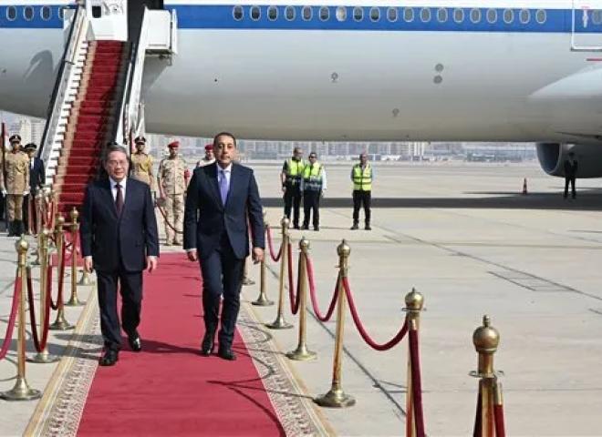 رئيس الوزراء يستقبل رئيس مجلس الدولة الصيني بمطار القاهرة الدولي