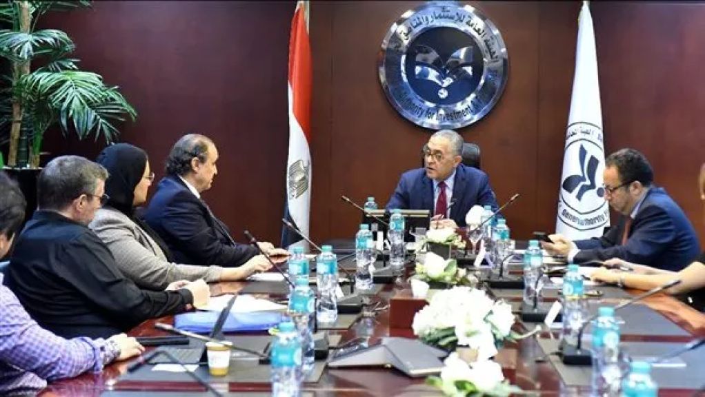 مجموعة كريستال مارتن تبحث إنشاء مصنع للمنسوجات والملابس الجاهزة في مصر