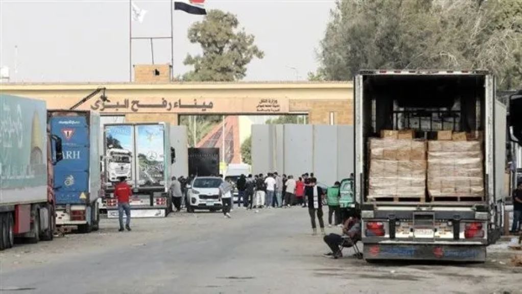 قوافل المساعدات الإنسانية تبدأ التحرك من الأراضي المصرية باتجاه قطاع غزة