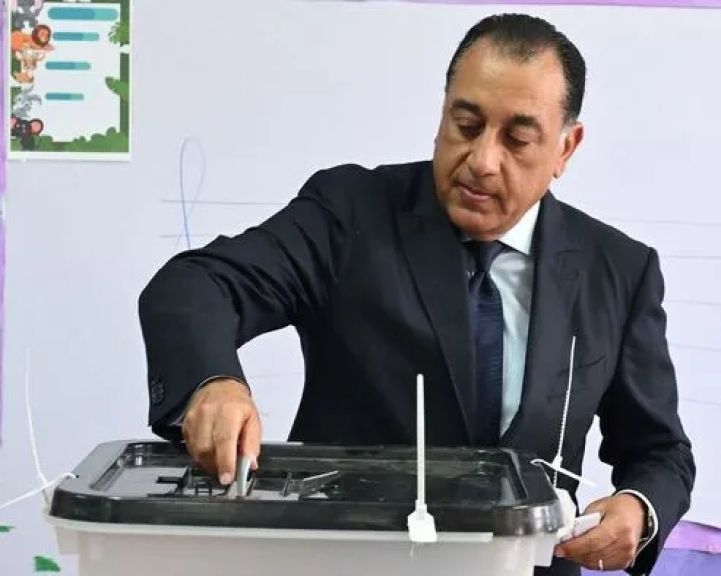 بلجنته الانتخابية في الشيخ زايد:  رئيس الوزراء يُدلي بصوته في انتخابات مجلس الشيوخ 2025