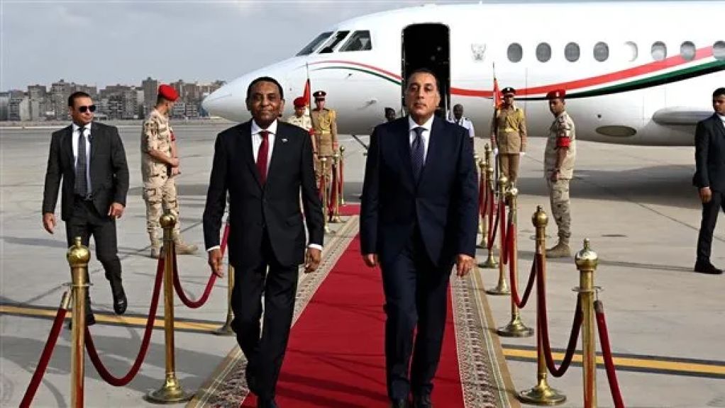 رئيس الوزراء يستقبل نظيره السوداني بمطار القاهرة الدولي