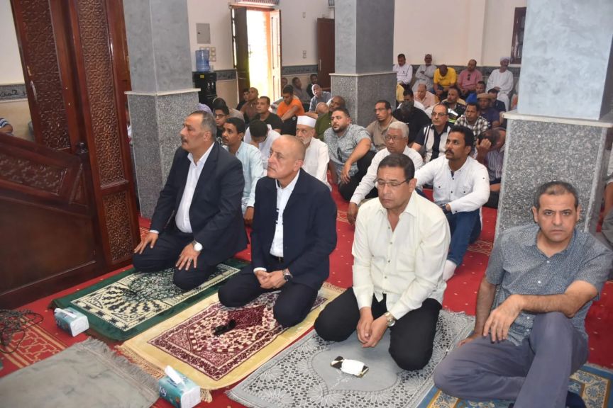 محافظ الأقصر يؤدي صلاة الجمعة بمسجد شركة مياه الشرب والصرف الصحي
