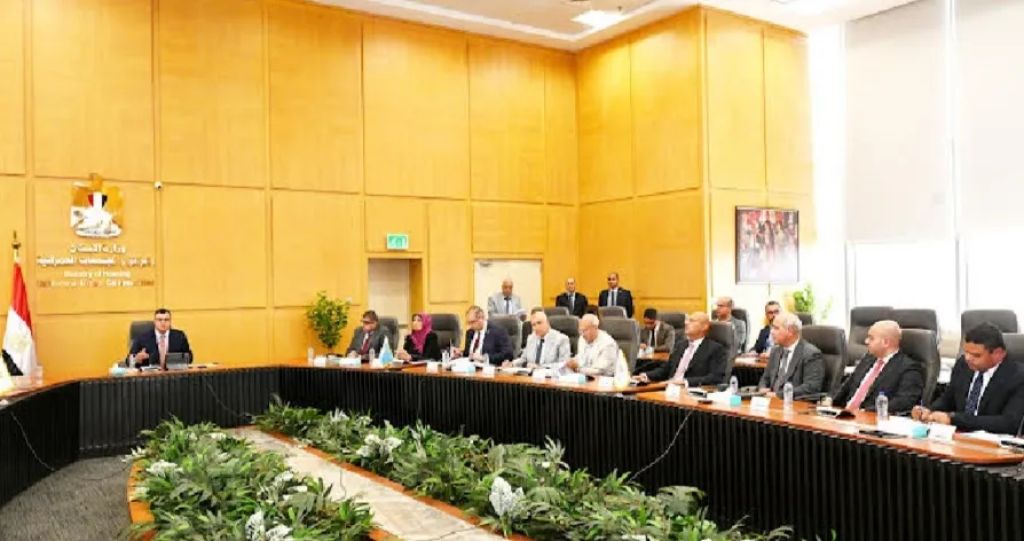 وزير الإسكان يترأس لجنة متابعة تخصيص الوحدات السكنية للموظفين المنتقلين للعمل بالعاصمة