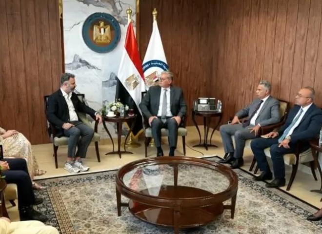 وزير البترول والثروة المعدنية يلتقي رئيس مجلس الإدارة والرئيس التنفيذي لشركة IRH الإماراتية لبحث آفاق التعاون