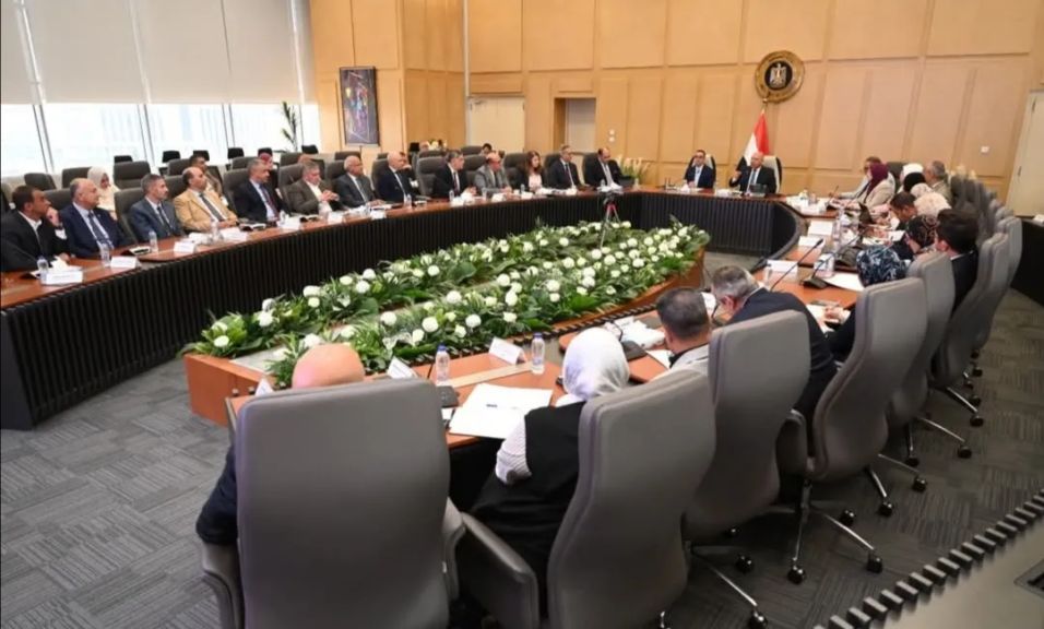 وزير الصناعة والنقل يبحث مع مصنعي الأسمنت حجم الإنتاج بالمصانع