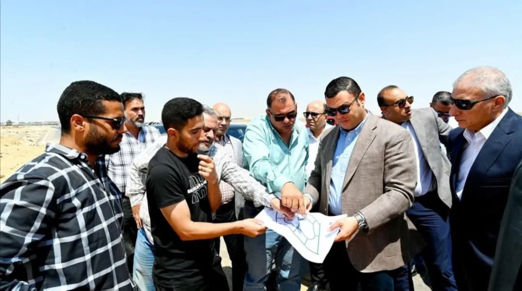 وزير الإسكان يتفقد مشروعات تنفيذ شبكات المرافق بمنطقة جنيفة بمدينة الشروق