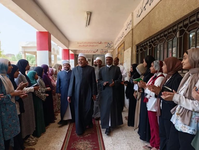 رئيس قطاع المعاهد الأزهرية يتفقد ”المشروع الصيفي للقرآن الكريم” بأسوان