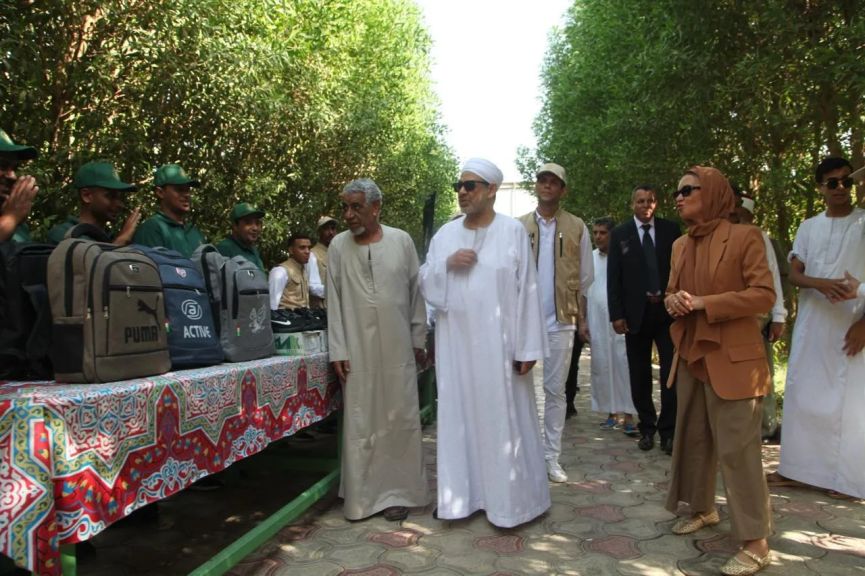 شيخ الأزهر يشارك التلاميذ فرحتهم خلال إطلاق بيت الزكاة والصدقات حملة ”إلى المدرسة”