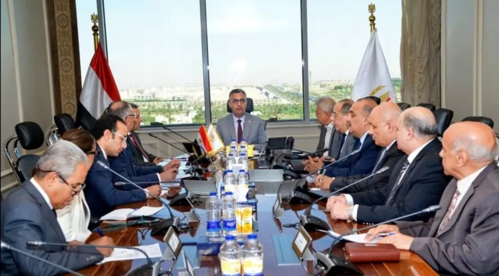 وزير التموين يجتمع مع قيادات الشركة القابضة والشركات التابعة لمتابعة توافر السلع وضبط الأسواق
