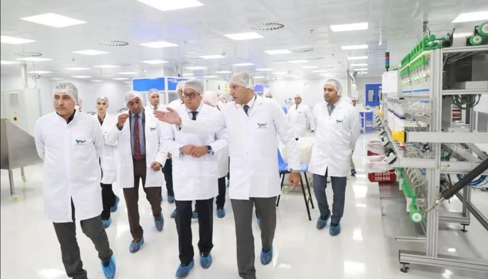 عبدالغفار يشهد التشغيل التجريبي لخط إنتاج فلاتر الغسيل الكلوي بمصنع ”إشتيو لايف ساينس”