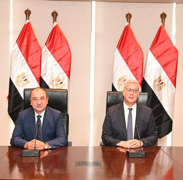 وزيرا قطاع الأعمال والبترول يشهدان توقيع عقد بين ”إيجوث” و”بتروجت” لإعادة تأهيل وتشغيل فندق ”جيت بيتش” بالعين السخنة