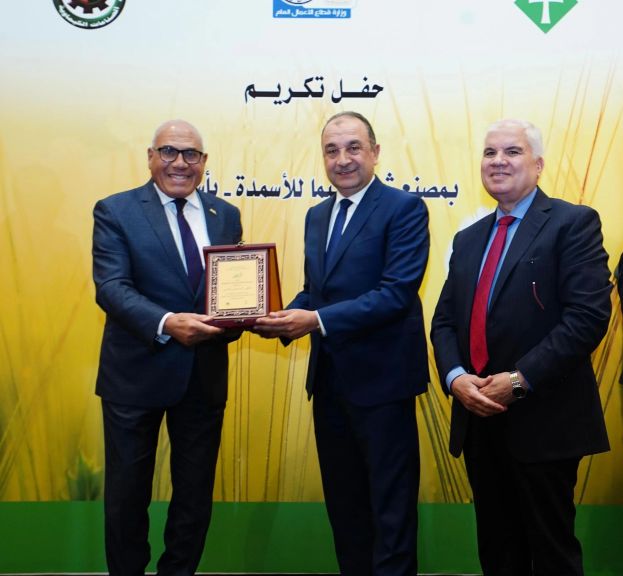 وزير قطاع الأعمال العام يشهد تكريم عدد من الشركات المصرية المشاركة في أعمال صيانةشركة ”كيما ”