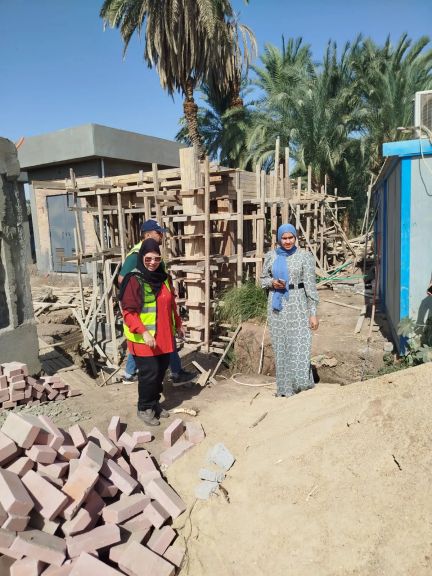 فريق المشاركة المجتمعية يتابع مواقع عمل مشروعات الصرف الصحي الممولة من بنك التنمية الأفريقي بالأقصر