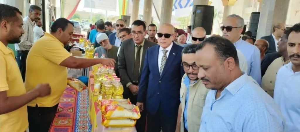 محافظ الأقصر ومدير التموين يفتتحان سوق اليوم الواحد بطيبة الجديدة لتوفير السلع الأساسية بأسعار مخفضة