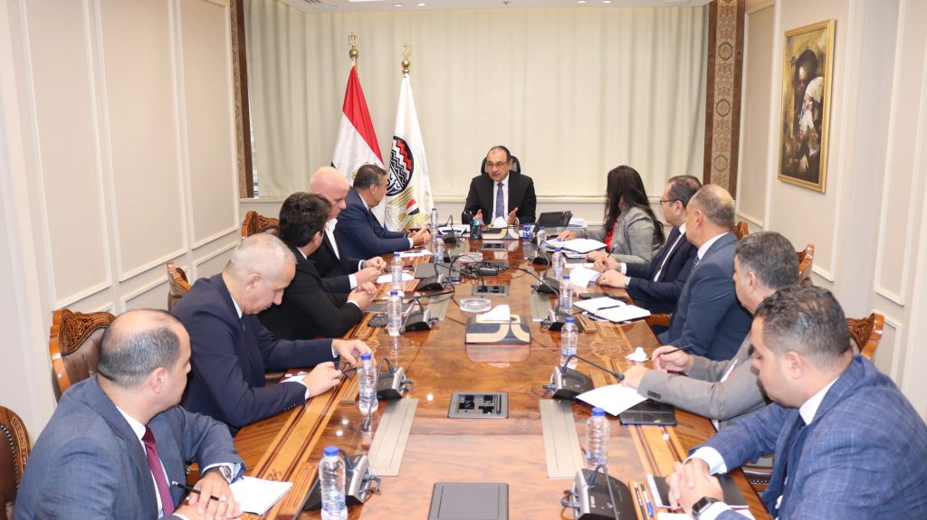 وزير قطاع الأعمال العام يستقبل رئيس مجموعة اروجلو العالمية لبحث فرص الاستثمار والتعاون في إدارة وتشغيل عدد من مصانع الغزل والنسيج الجديدة