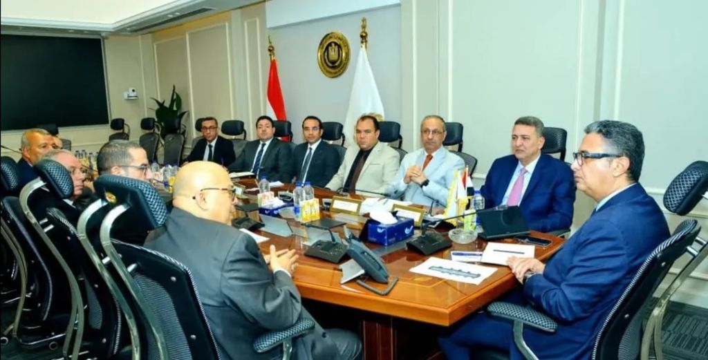 وزير التموين يبحث آليات تسويق المواد البترولية وتحسين جودة الخدمات المقدمة للمواطنين وضبط الأسعار