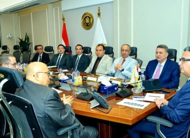 وزير التموين يبحث آليات تسويق المواد البترولية وتحسين جودة الخدمات المقدمة للمواطنين وضبط الأسعار