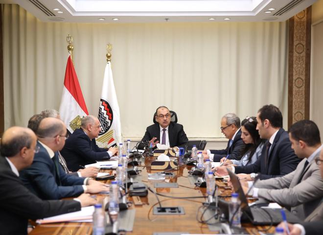 وزير قطاع الأعمال العام يجتمع بالرؤساء التنفيذيين للشركات القابضة لمتابعة موقف تطبيق نظام ”ERP” في الشركات التابعة