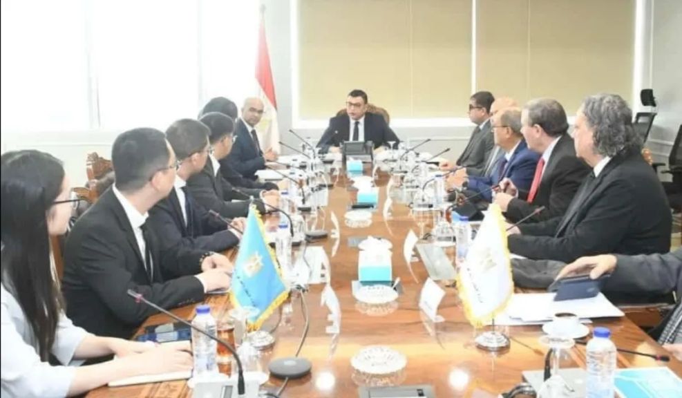 وزير الإسكان يبحث مع وفد شركة جيانجسو فينجاي الصينية لبحث فرص التعاون بملف تحلية مياه البحر
