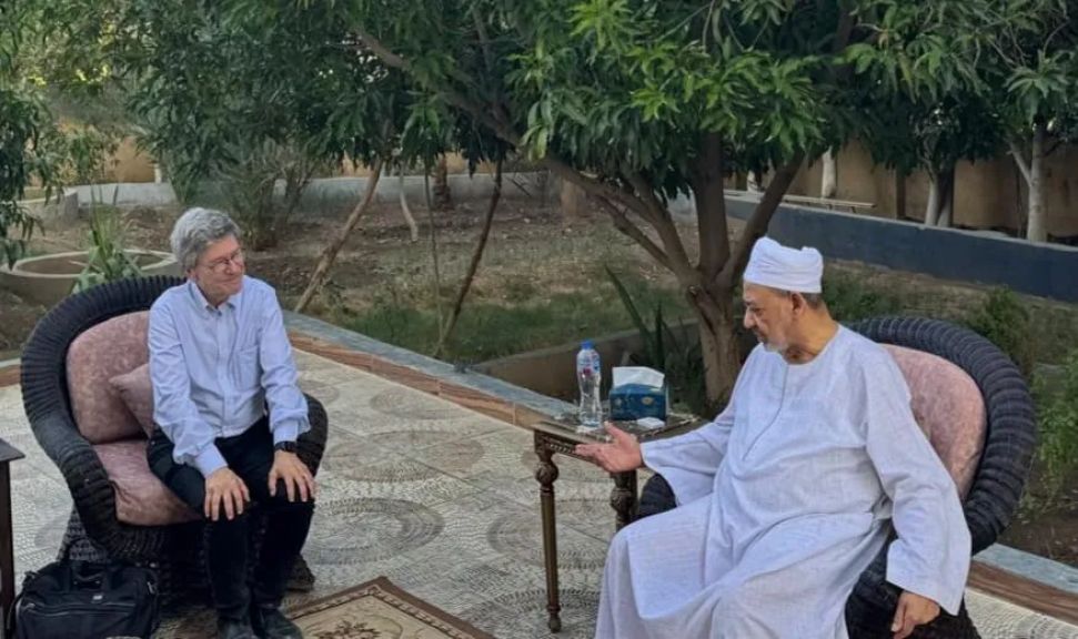 شيخ الأزهر يستقبل المفكر العالمي جيفري ساكس بمنزله في الأقصر