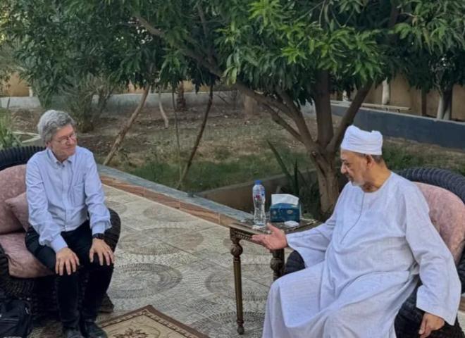 شيخ الأزهر يستقبل المفكر العالمي جيفري ساكس بمنزله في الأقصر