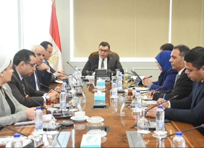 وزير الإسكان يتابع الاشتراطات والضوابط والمعايير الخاصة بالإعلانات على الطرق العامة والمحاور