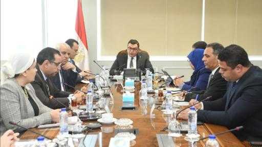 وزير الإسكان يتابع الاشتراطات والضوابط والمعايير الخاصة بالإعلانات على الطرق العامة والمحاور