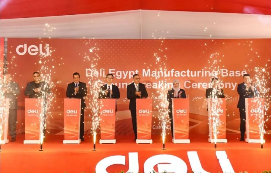 رئيس الهيئة العامة للاستثمار والمناطق الحرة يشارك في وضع حجر الأساس لقاعدة مصنع ”ديلي إيجيبت” للأدوات المكتبية