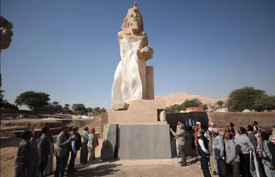 وزير السياحة والآثار يشهد إزاحة الستار عن تمثالين للملك أمنحتب الثالث، بعد ترميمهما  بمعبده الجنائزي بالأقصر