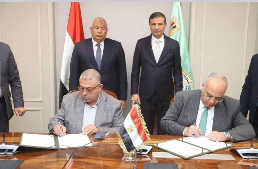 وزير الزراعة ومحافظ الوادي الجديد يشهدان توقيع بروتوكول  لحماية مركز إنتاج الحرير من زحف الرمال